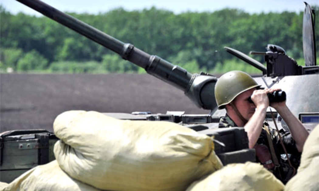 Một binh sỹ Ukraine đứng gác ở Slavyansk thuộc miền Đông nước này ngày 20/5 - Ảnh: AFP/Getty.<br>