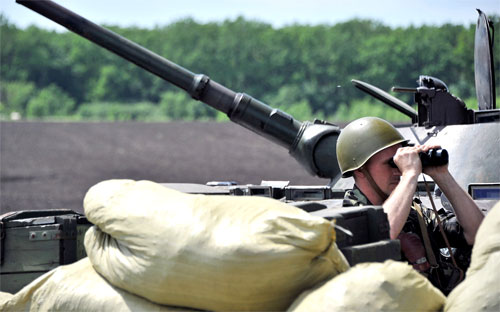 Một binh sỹ Ukraine đứng gác ở Slavyansk thuộc miền Đông nước này ngày 20/5 - Ảnh: AFP/Getty.<br>