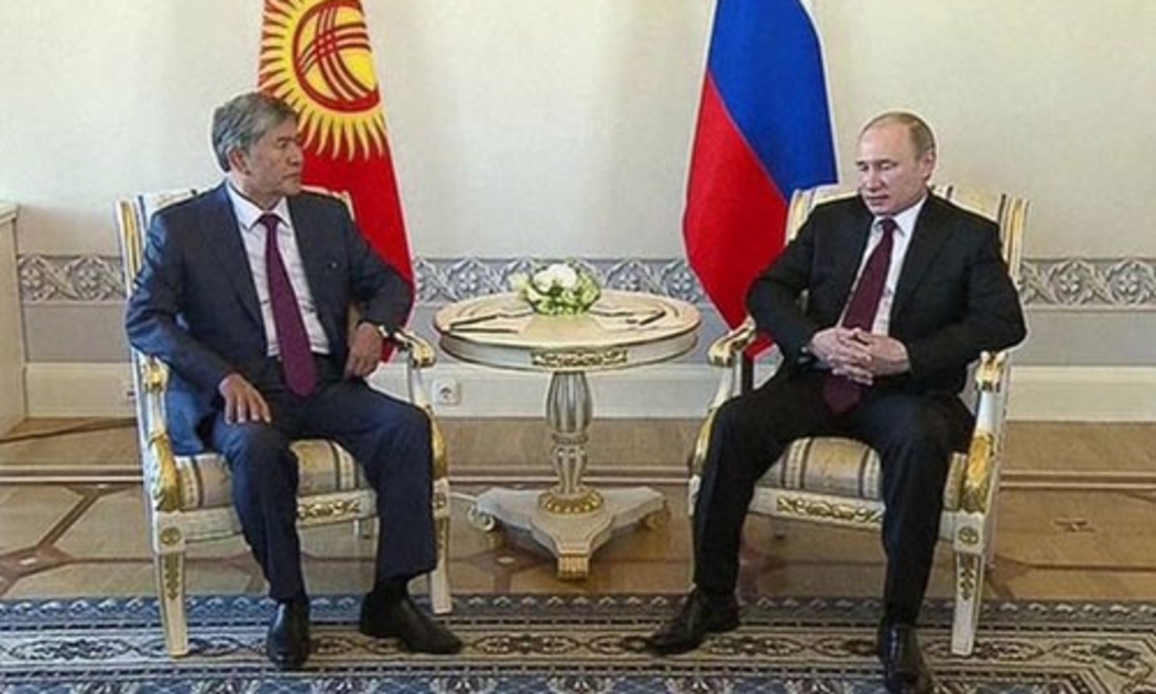 Tổng thống Nga Vladimir Putin và Tổng thống Kyrgyzstan Almazbek Atambeyev - Ảnh: BBC.<br>