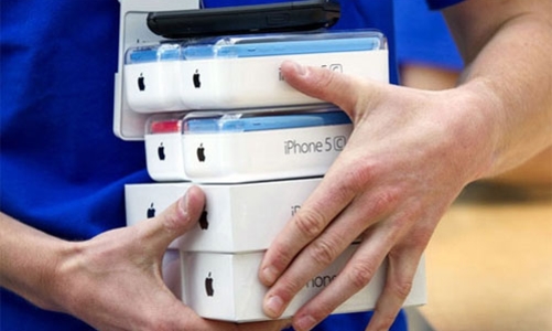 Apple tạm ngừng bán hàng ở Nga vì Rúp mất giá quá mạnh