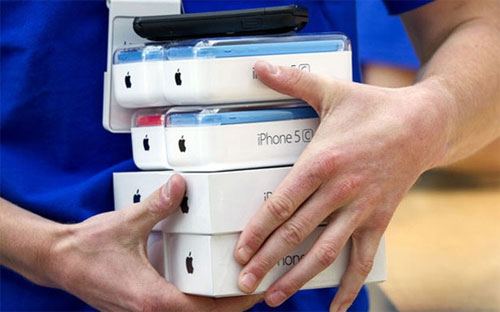 Tháng trước Apple cũng đã phải đóng cửa gian hàng trực tuyến. Sau đó, 
hãng này tăng giá bán điện thoại iPhone thêm gần 25% trên gian hàng này.