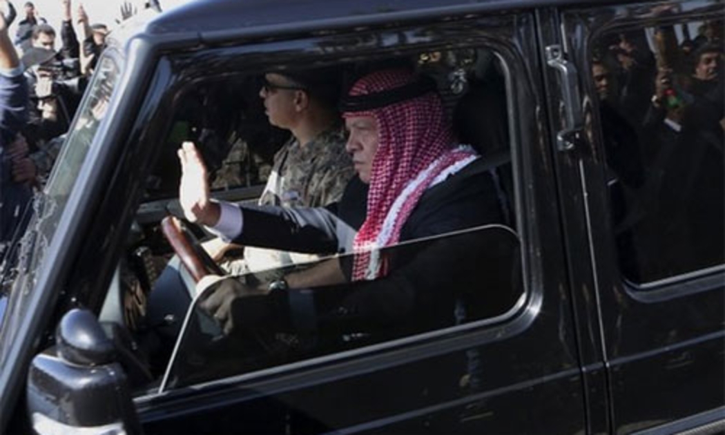 Nhà vua Abdullah của Jordan được dân chúng chào đón sau khi trở về từ chuyến thăm Mỹ - Ảnh: AP/BBC.