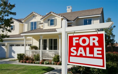 Một căn nhà treo biển rao bán ở Mỹ.<br>