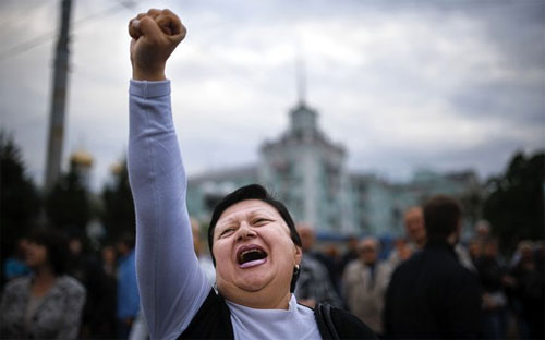 Một phụ nữ ở Luhansk vui mừng khi phe ly khai tuyên bố chiến thắng trong cuộc trưng cầu dân ý ở Luhansk hôm 12/5 - Ảnh: AFP/Getty.<br>