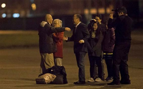 Công dân Mỹ Kenneth Bae (trái) đoàn tụ với gia đình sau chuyến bay từ Triều Tiên về Mỹ - Ảnh: Reuters.<br>
