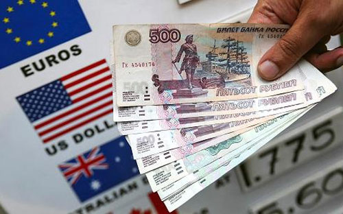 Từ đầu năm đến nay, đồng Rúp Nga đã mất giá khoảng 45% so với đồng USD 
do giá dầu lao dốc và lệnh trừng phạt của phương Tây áp lên Nga liên 
quan tới cuộc khủng hoảng Ukraine - Ảnh: Bloomberg/Getty.<br>