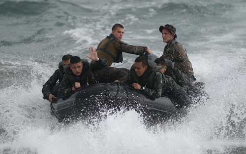 Cuộc tập trận hôm nay được bắt đầu từ trước rạng đông, với sự tham gia 
của 40 lính thủy quân lục chiến Mỹ và 80 lính thủy quân lục chiến 
Philippines - Ảnh: AFP.<br>