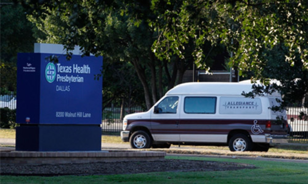 Bên ngoài bệnh viện ở Texas nơi chẩn đoán phát hiện ca nhiễm Ebola tại Mỹ đầu tiên - Ảnh: Bloomberg.<br>