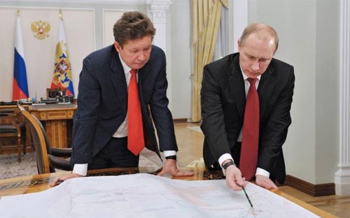 Tổng thống Nga Vladimir Putin (phải) và CEO hãng khí đốt Gazprom, Alexei Miller, tại tư dinh Tổng thống ở ngoại ô Moscow hồi tháng 10/2012 - Ảnh: Reuters/Ria Novosti.<br>