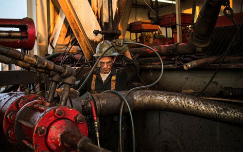 Xu hướng phục hồi của giá dầu khiến các nhà khai thác dầu của Mỹ bớt lo ngại - Ảnh: WSJ.<br>