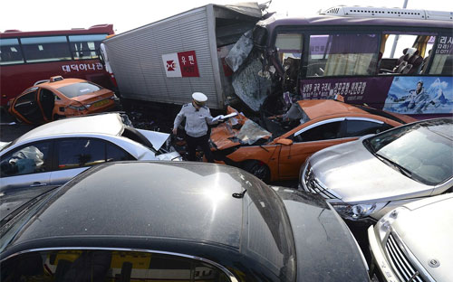 Hiện trường vụ đâm xe liên hoàn ở Seoul, Hàn Quốc ngày 9/2 - Ảnh: Reuters/WSJ.<br>