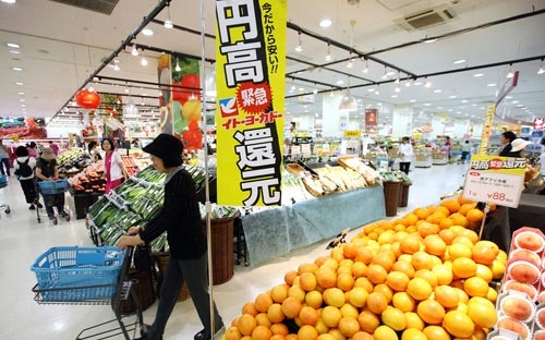 Theo số liệu công bố vài ngày trước của Văn phòng nội các, chi tiêu dùng
 của nước này trong quý 3 đã giảm 1,8% so với cùng kỳ năm ngoái, sau khi
 đã trượt giảm 0,4% trong quý 2 - Ảnh: Bloomberg.<br>