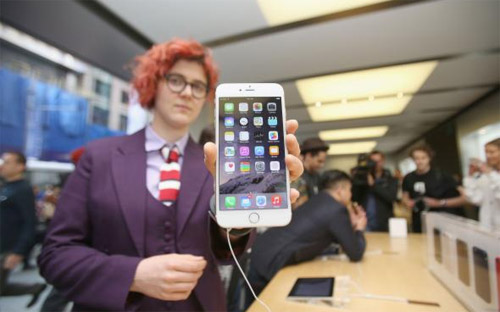 Số đơn đặt hàng iPhone mới trong ngày đầu tiên đã vượt xa mức 2 triệu 
chiếc mà chiếc iPhone 5 đạt được trong ngày đặt hàng đầu tiên cách đây 2
 năm. 