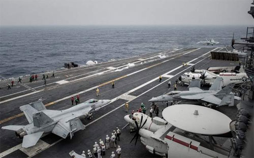 Ảnh chụp trên tàu sân bay USS George Washington của Mỹ ngày 15/6 - Ảnh: AFP.<br>