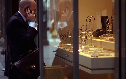 Trong năm ngoái, thế giới tiêu thụ 3.924 tấn vàng, giảm 4% so với năm 2013, và là mức thấp nhất kể từ năm 2009 - Ảnh: Getty/CNBC.<br>