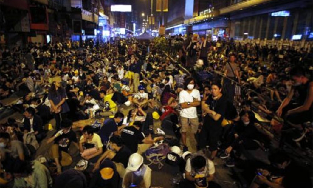 Người biểu tình trên đường phố ở quận Mong Kok của Hồng Kông sáng sớm nay (20/10) - Ảnh: Reuters.