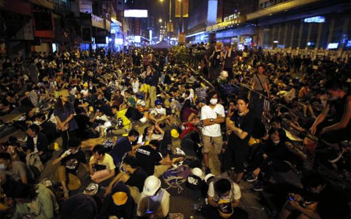 Người biểu tình trên đường phố ở quận Mong Kok của Hồng Kông sáng sớm nay (20/10) - Ảnh: Reuters.<br>