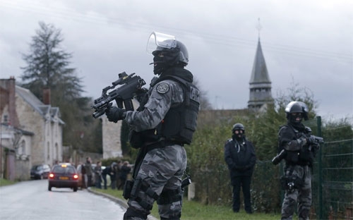 Khoảng 88.000 binh sỹ quân 
đội và sỹ quan cảnh sát Pháp đã được huy động để tìm kiếm hai nghi 
phạm của vụ tấn công, trong đó riêng ở Paris có hơn 10.000 quân được huy
 động - Ảnh: Reuters.<br>