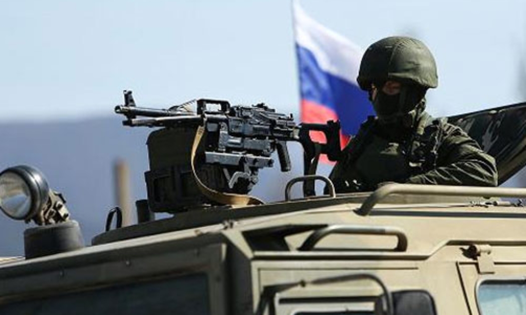 Một người lính Nga ở Simferofol, Crimea hôm 11/3 - Ảnh: Getty.<br>