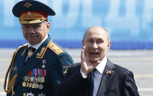 Tổng thống Nga Vladimir Putin (phải) và Bộ trưởng Bộ Quốc phòng nước này Sergey Shoygu xuất hiện trong buổi lễ mừng Ngày Chiến thắng hôm 9/5 - Ảnh: Reuters.<br>