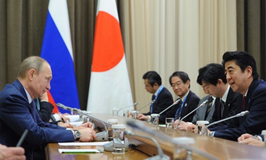 Tổng thống Nga Vladimir Putin (trái) và Thủ tướng Nhật Shinzo Abe (phải) trong cuộc gặp ở Sochi, Nga vào tháng 2 năm nay - Ảnh: AFP/Getty/WSJ.<br>