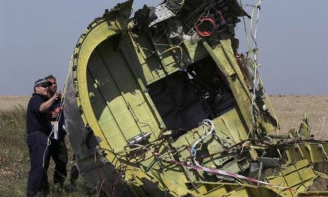 Một mảnh vỡ của MH17 ở hiện trường rơi chuyến bay này tại miền Đông Ukraine - Ảnh: Reuters.