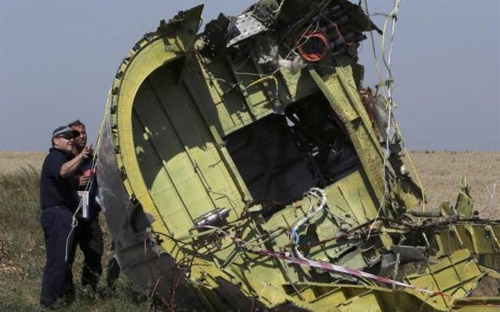 Một mảnh vỡ của MH17 ở hiện trường rơi chuyến bay này tại miền Đông Ukraine - Ảnh: Reuters.<br>