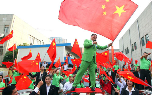 Năm ngoái, ông Chen mở chương trình tặng xe hơi Trung Quốc cho những người 
dùng xe Nhật bị đập phá trong cuộc biểu tình phản đối Nhật Bản quốc hữu 
hóa quần đảo tranh chấp với Trung Quốc - Ảnh: AP.<br>