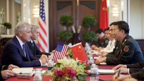 Bộ trưởng Bộ Quốc phòng Mỹ Chuck Hagel (trái) và Phó tổng tham mưu trưởng quân đội Trung Quốc Vương Quán Trung trong cuộc gặp ngày 31/5 - Ảnh: Reuters.<br>