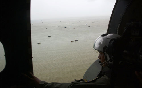 Một binh sỹ hải quân Indonesia trên máy bay tìm kiếm chuyến bay 8501 bị rơi của AirAsia - Ảnh: Getty/WSJ.<br>