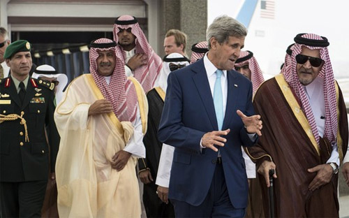 Ngoại trưởng Mỹ John Kerry và các quan chức Saudi Arabia tại Jeddah ngày 11/9 - Ảnh: Reuters.<br>