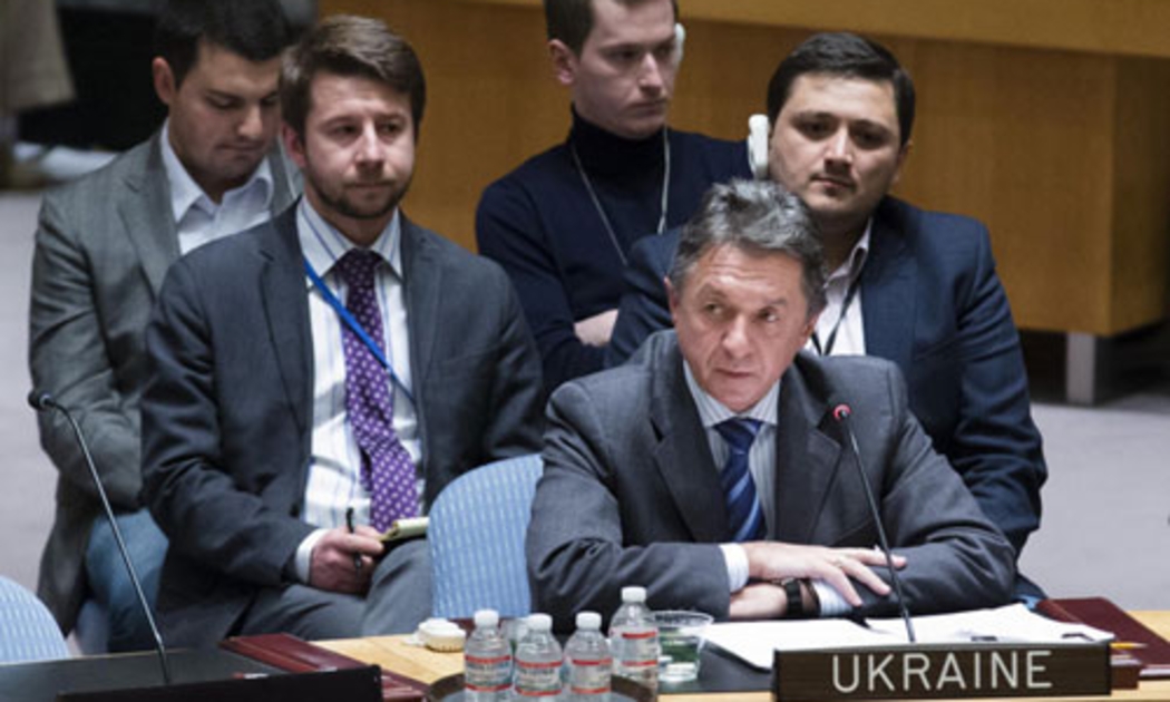 Phái đoàn Ukraine tại Liên hiệp quốc trong phiên họp khẩn cấp của Hội đồng Bảo an - Ảnh: AP.<br>