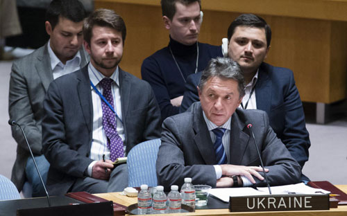 Phái đoàn Ukraine tại Liên hiệp quốc trong phiên họp khẩn cấp của Hội đồng Bảo an - Ảnh: AP.<br>