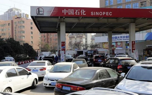 Một trạm xăng ở Chính Châu, Hà Nam, Trung Quốc - Ảnh: Reuters.<br>