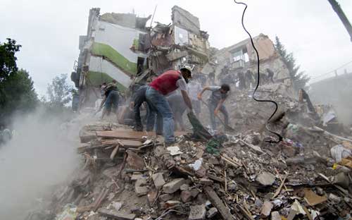 Khu vực miền đông Ukraine đang đứng trước thảm họa nhân đạo - Ảnh: AP.<br>