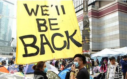 Cuộc giải tỏa khu biểu tình ở quận Admiralty ngày 11/12 trái ngược với 
những cuộc đụng độ mạnh giữa cảnh sát và người biểu tình trong hai cuộc 
giải tỏa trước ở khu Mong Kok và khu Citic Tower - Ảnh: WSJ. 