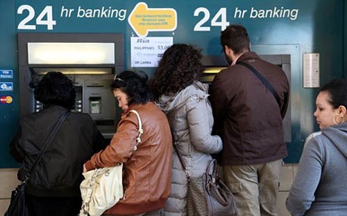  Trong số hơn 68 tỷ Euro đang gửi tại Cyprus, tiền từ nước ngoài chiếm tới 40%, và phần lớn chủ của chúng là người Nga - Ảnh: News.<br>