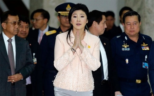 Thủ tướng Thái Lan Yingluck Shinawatra xuất hiện trước báo giới sau khi công bố tình trạng khẩn cấp ngày 21/1 tại Bangkok - Ảnh: Reuters.<br>