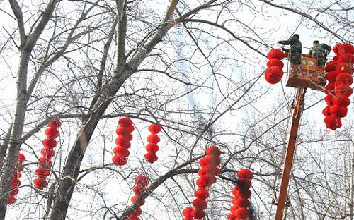Treo đèn lồng đỏ chuẩn bị đón Tết ở Trung Quốc - Ảnh: Getty.<br>