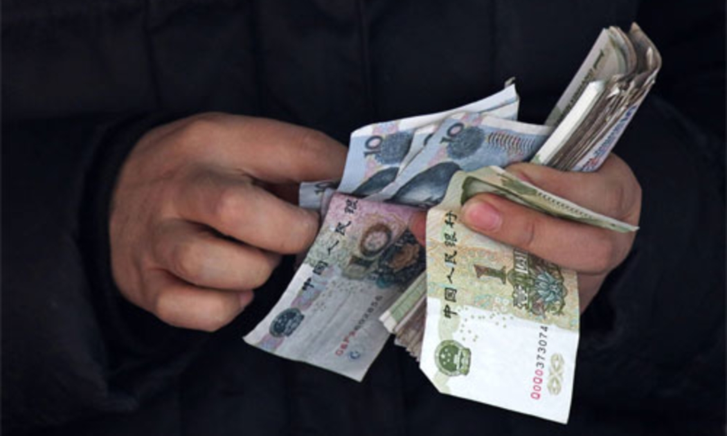Trong suốt nhiều năm qua, IMF và Mỹ cùng chung quan điểm là Trung Quốc 
tạo lợi thế bất bình đẳng cho các công ty trong nước bằng cách cố tình 
ghìm giữ tỷ giá đồng Nhân dân tệ dưới giá trị thực - Ảnh: Bloomberg/WSJ.<br>