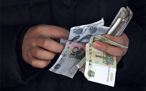 Trong suốt nhiều năm qua, IMF và Mỹ cùng chung quan điểm là Trung Quốc 
tạo lợi thế bất bình đẳng cho các công ty trong nước bằng cách cố tình 
ghìm giữ tỷ giá đồng Nhân dân tệ dưới giá trị thực - Ảnh: Bloomberg/WSJ.<br>