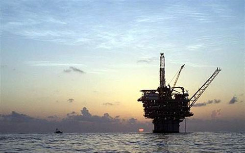 Một giàn khoan dầu trên biển.<br>