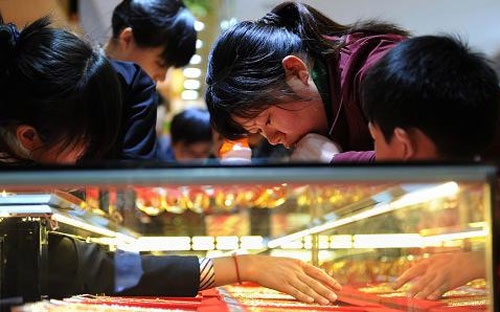 Thông thường, mỗi khi giá vàng giảm mạnh, người Trung Quốc thường đổ đi 
mua vàng và lực mua này giúp tạo ra một lực nâng đỡ cho giá vàng - Ảnh: AFP/Getty.<br>