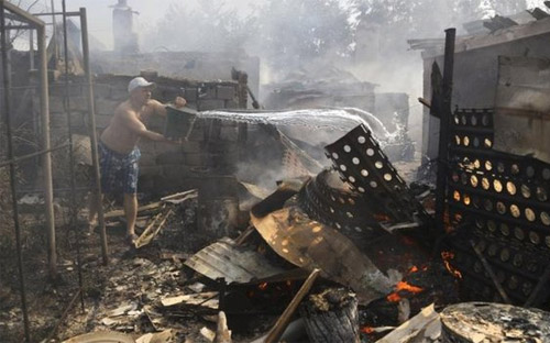 Chiến sự kéo dài nhiều tháng đã biến nhiều khu vực dân cư ở miền Đông Ukraine thành những đống đổ nát - Ảnh: AP/BBC.<br>