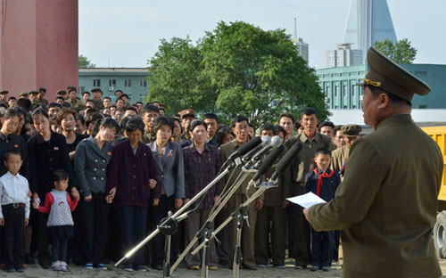 Một quan chức Triều Tiên xin lỗi thân nhân của nạn nhân vụ sập chung cư - Ảnh: AP.<br>