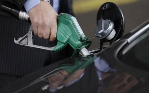 Các chuyên gia phân tích kỹ thuật nhận định, mức đáy tiếp theo của giá dầu ngọt nhẹ có thể là mốc 37 USD/thùng - Ảnh: Reuters.<br>