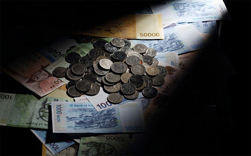 Những đồng xu và tờ tiền giấy với mệnh giá khác nhau của Hàn Quốc - Ảnh: Bloomberg/WSJ.<br>