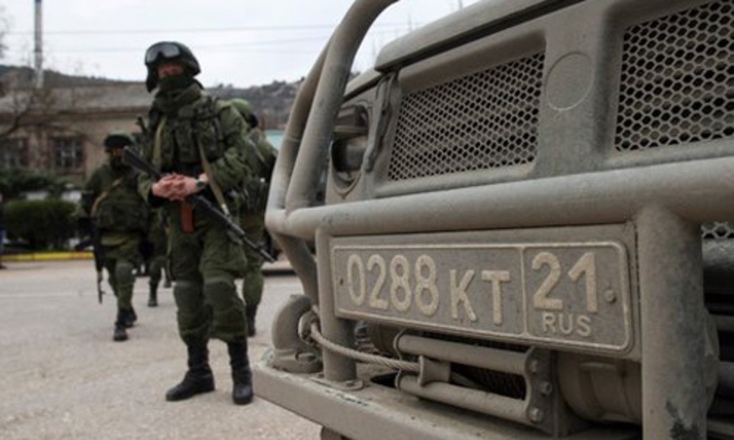 Một chiếc xe bọc thép mang biển số Nga xuất hiện trên bán đảo tự trị Crimea của Ukraine - Ảnh: Reuters.<br>