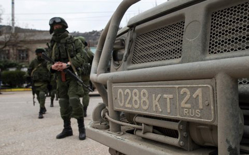 Một chiếc xe bọc thép mang biển số Nga xuất hiện trên bán đảo tự trị Crimea của Ukraine - Ảnh: Reuters.<br>