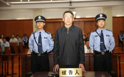 Ông Lưu Thiết Nam trước vành móng ngựa - Ảnh: THX.<br>